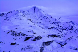 雪覆山峦美景