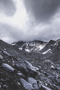阴云下的雪山岩石景观
