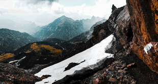 雪山峻岭间的壮美风光