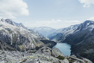 高山湖泊壮丽自然景观