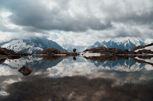 山水倒影间的壮丽自然景