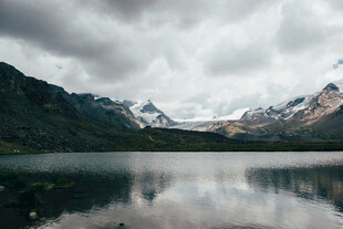 宁静山水间的湖光山色