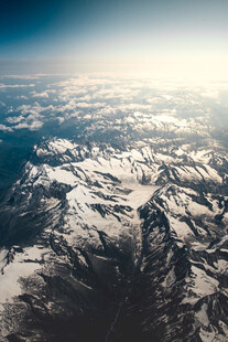 高空俯瞰壮丽雪山景观