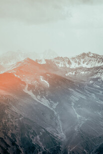 壮丽雪山日出景观