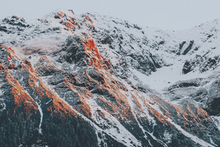雪覆山峦现橙红纹理