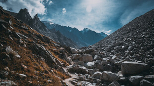 山间碎石路壮丽自然景