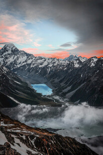 壮丽雪山下的梦幻湖泊