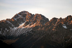 壮丽山景夕阳下的巍峨山峰