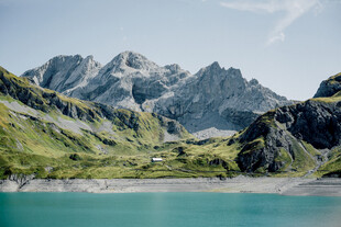 高山湖畔美景