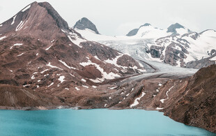 高山蓝湖壮丽自然景观
