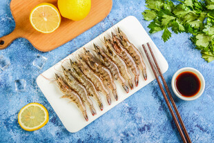 鲜美白虾摆盘配柠檬调料