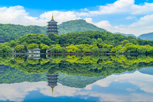 西湖美景倒映于平静湖面