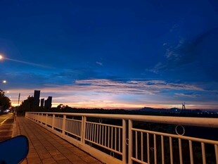 黄昏时分的河畔栏杆景色