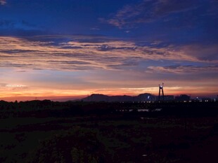 黄昏下的城市天际线美景