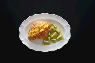 盘中三文鱼配青瓜