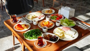 丰盛户外美食聚餐场景