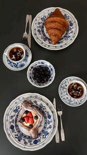 精致蓝白餐具搭配美味餐点
