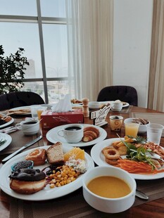 丰盛早餐摆放在餐桌