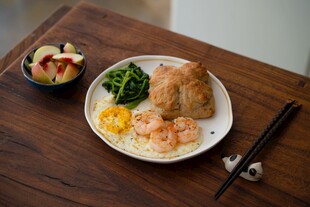 丰盛中式餐食摆于木桌