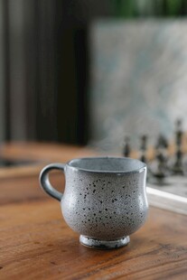 简约陶瓷茶杯置于木桌