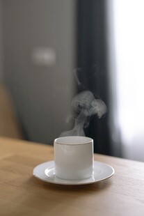 热气腾腾的桌上咖啡杯