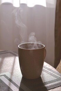 窗边热气腾腾的咖啡杯