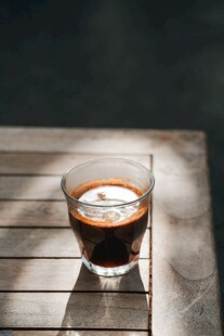 木质桌上的一杯浓缩咖啡