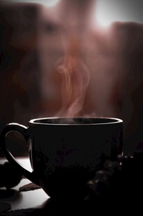 热气腾腾的咖啡杯
