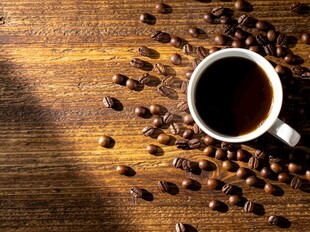 木桌上的一杯香浓咖啡