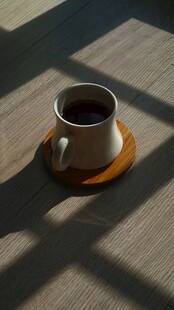 阳光下的咖啡杯