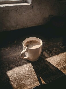 阳光下的咖啡杯