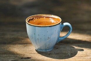 蓝色陶瓷杯中的香浓咖啡