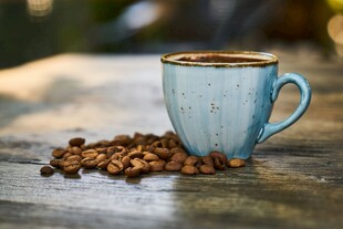 蓝色咖啡杯与散落咖啡豆