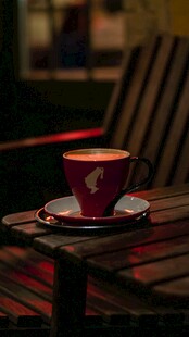 温馨氛围中的咖啡杯