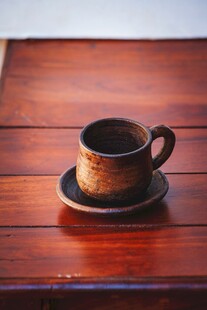 木质桌上的古朴咖啡杯