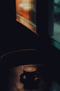 窗边咖啡杯的静谧时光
