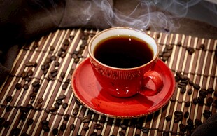 红色咖啡杯中的热咖啡