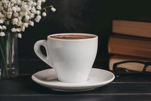 白色咖啡杯与清新花束