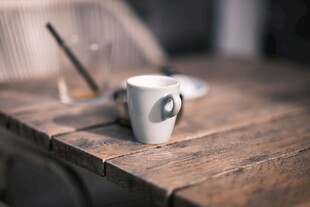 木质桌上的简约白色咖啡杯