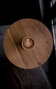 木质圆桌上的咖啡杯