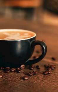 黑色咖啡杯中的香浓咖啡