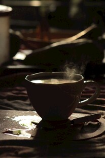 热气腾腾的桌上咖啡杯