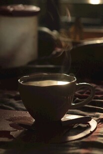 热气腾腾的咖啡杯
