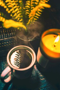 温馨烛光与咖啡杯的惬意时刻