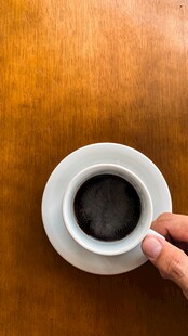 手捧咖啡杯特写