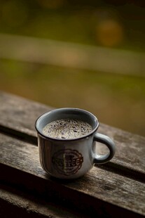 木桌上的咖啡杯
