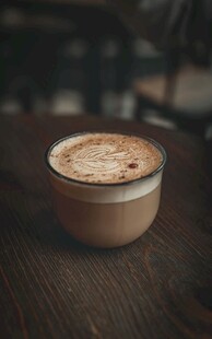 木桌上的一杯拉花咖啡