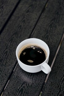 木桌上的一杯黑咖啡