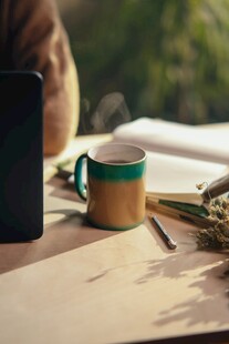桌上的咖啡杯与书籍