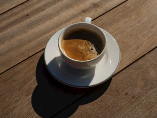 木桌上的一杯香醇咖啡